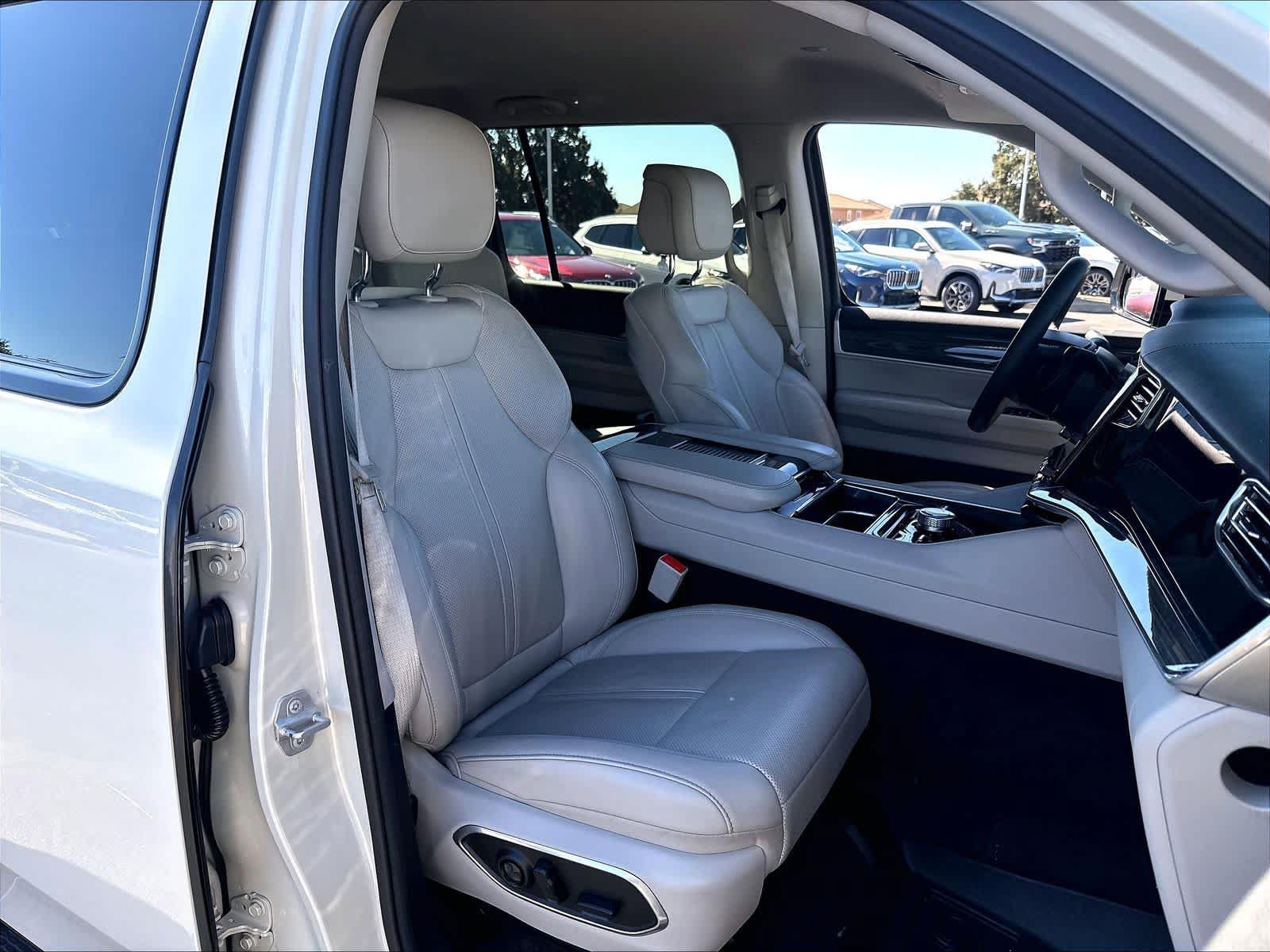 Used 2022 Jeep Wagoneer Series III AWD/4WD image 32
