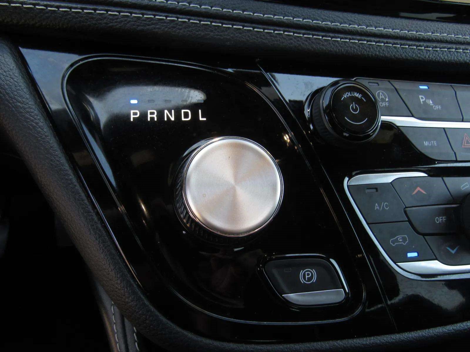Used 2025 Chrysler Pacifica Limited FWD image 21