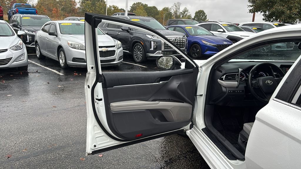 Used 2022 Toyota Camry SE image 11
