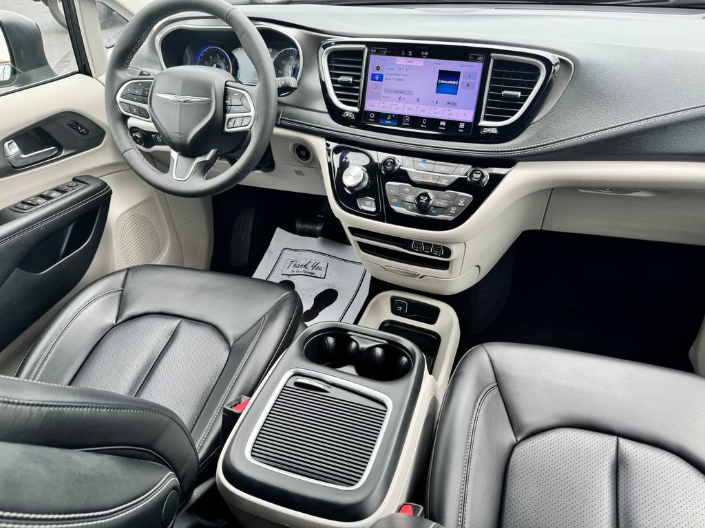 Used 2023 Chrysler Pacifica Touring-L AWD/4WD image 12