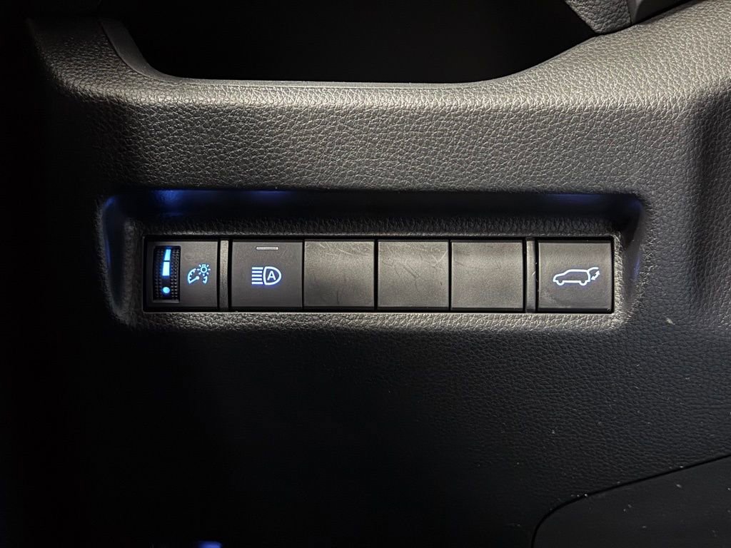 Used 2021 Toyota RAV4 SE image 13