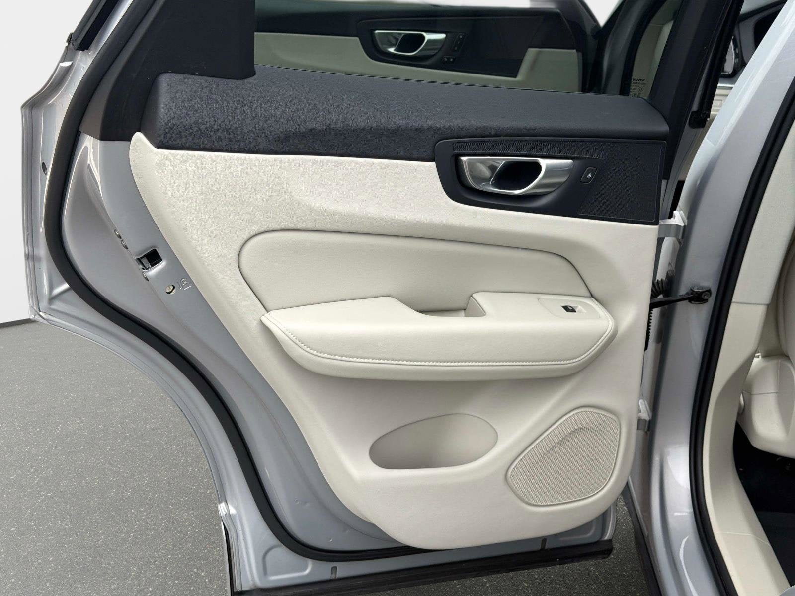 Certified 2024 Volvo XC60 B5 Core w/ Protection Package Premier AWD/4WD image 12