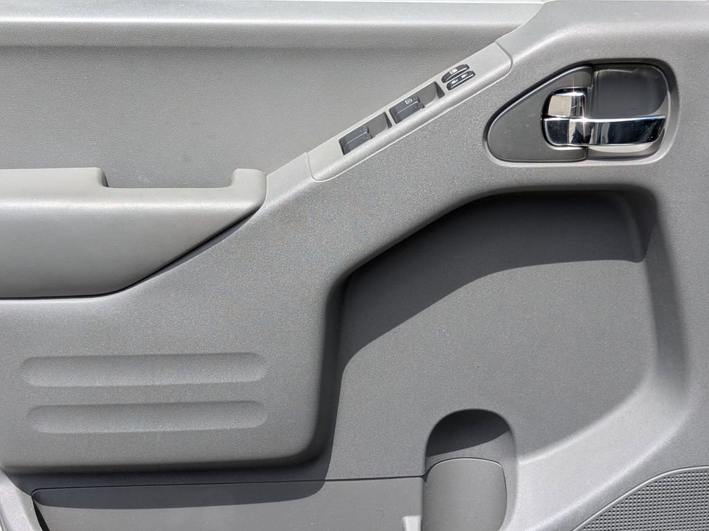 Used 2016 Nissan Frontier SV w/ SV Value Truck Package AWD/4WD image 11