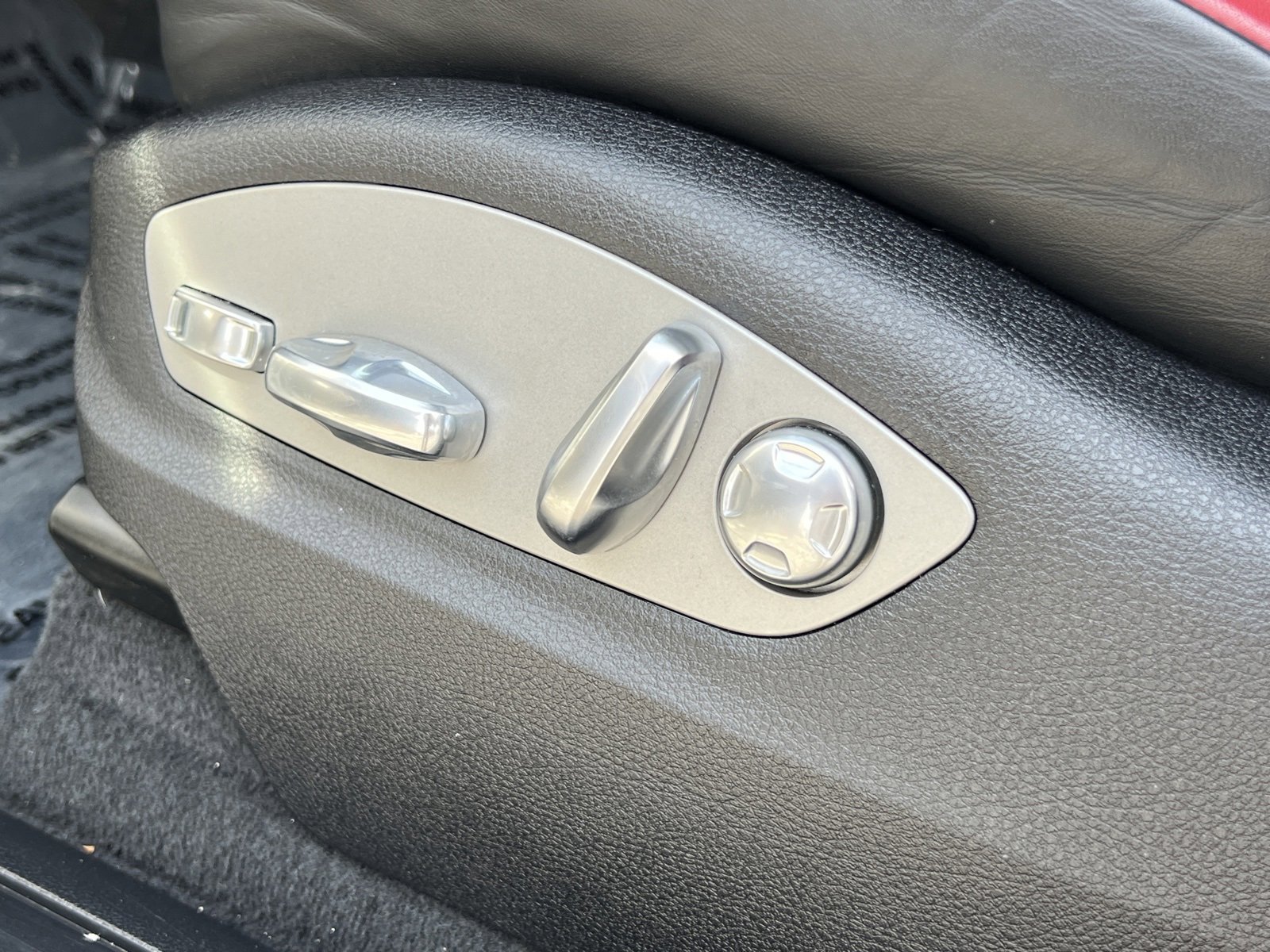 Certified 2024 Porsche Macan image 32