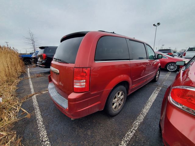 Used 2008 Chrysler Town & Country Touring image 3