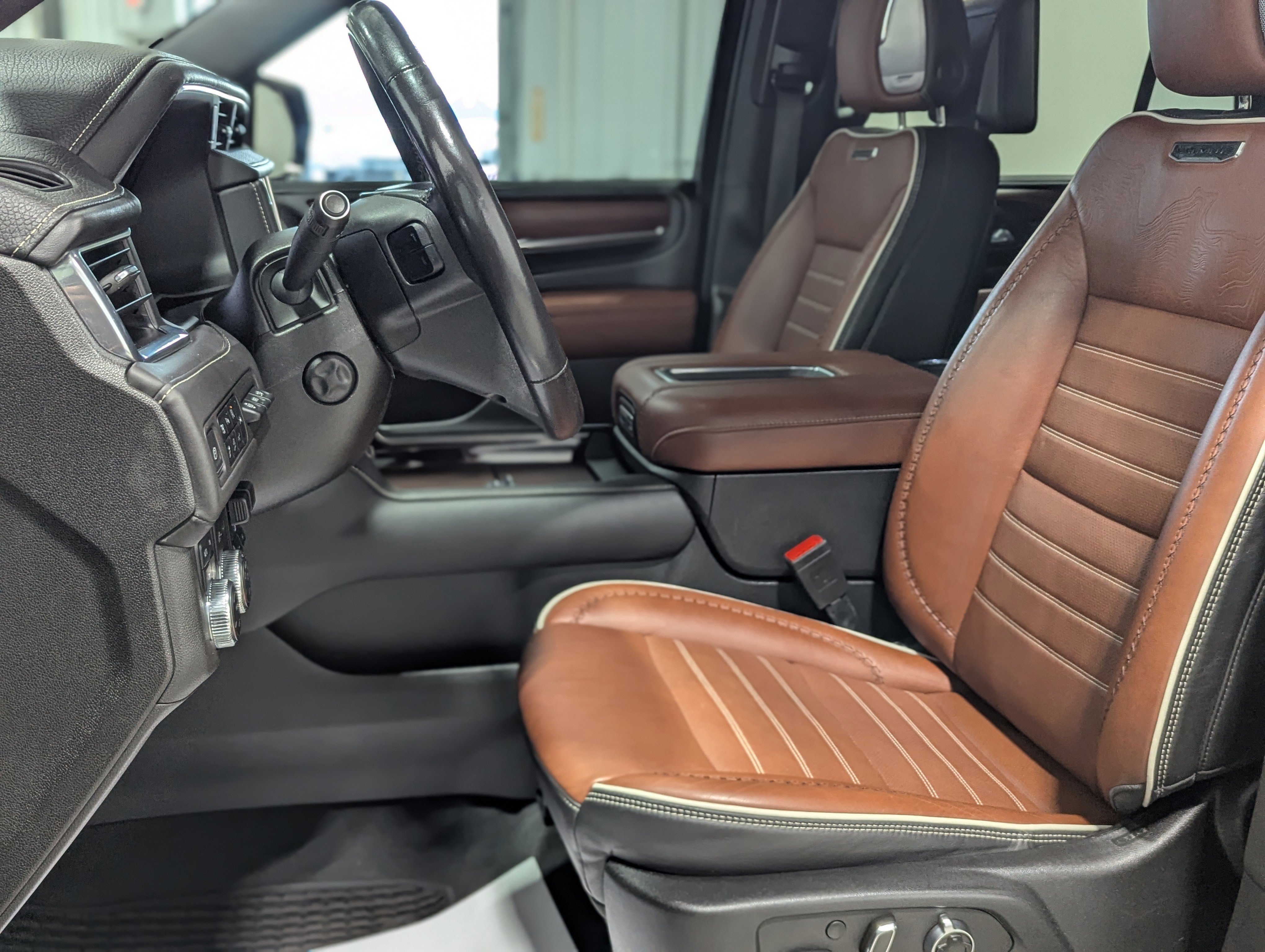 Used 2023 GMC Yukon Denali Ultimate image 12