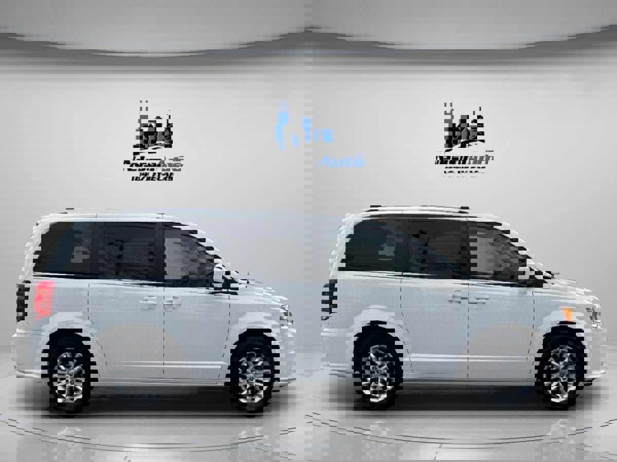 Used 2020 Dodge Grand Caravan SXT w/ Driver Convenience Group image 3