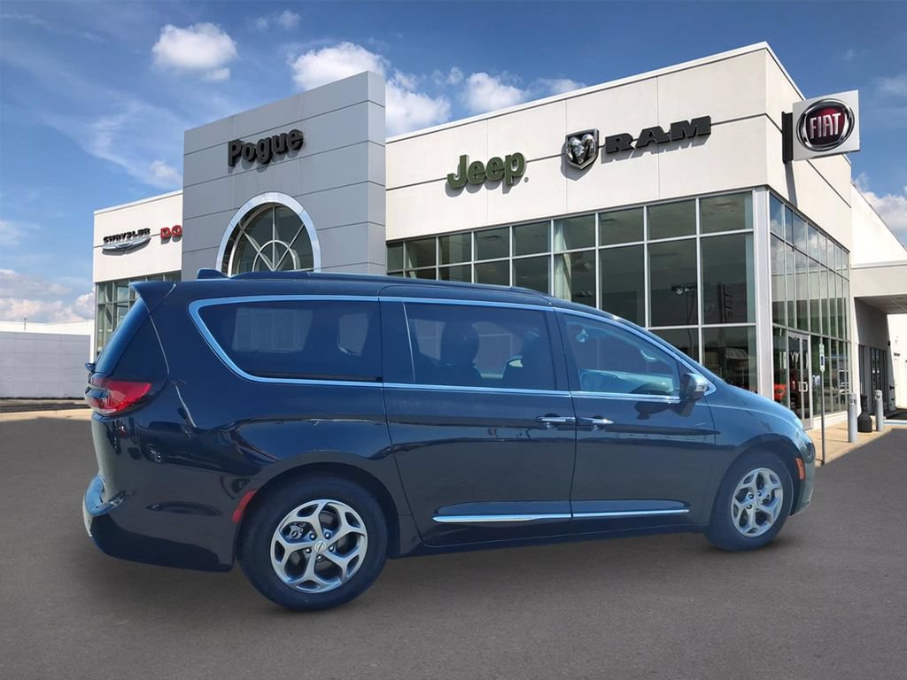 Used 2023 Chrysler Pacifica Limited FWD image 2