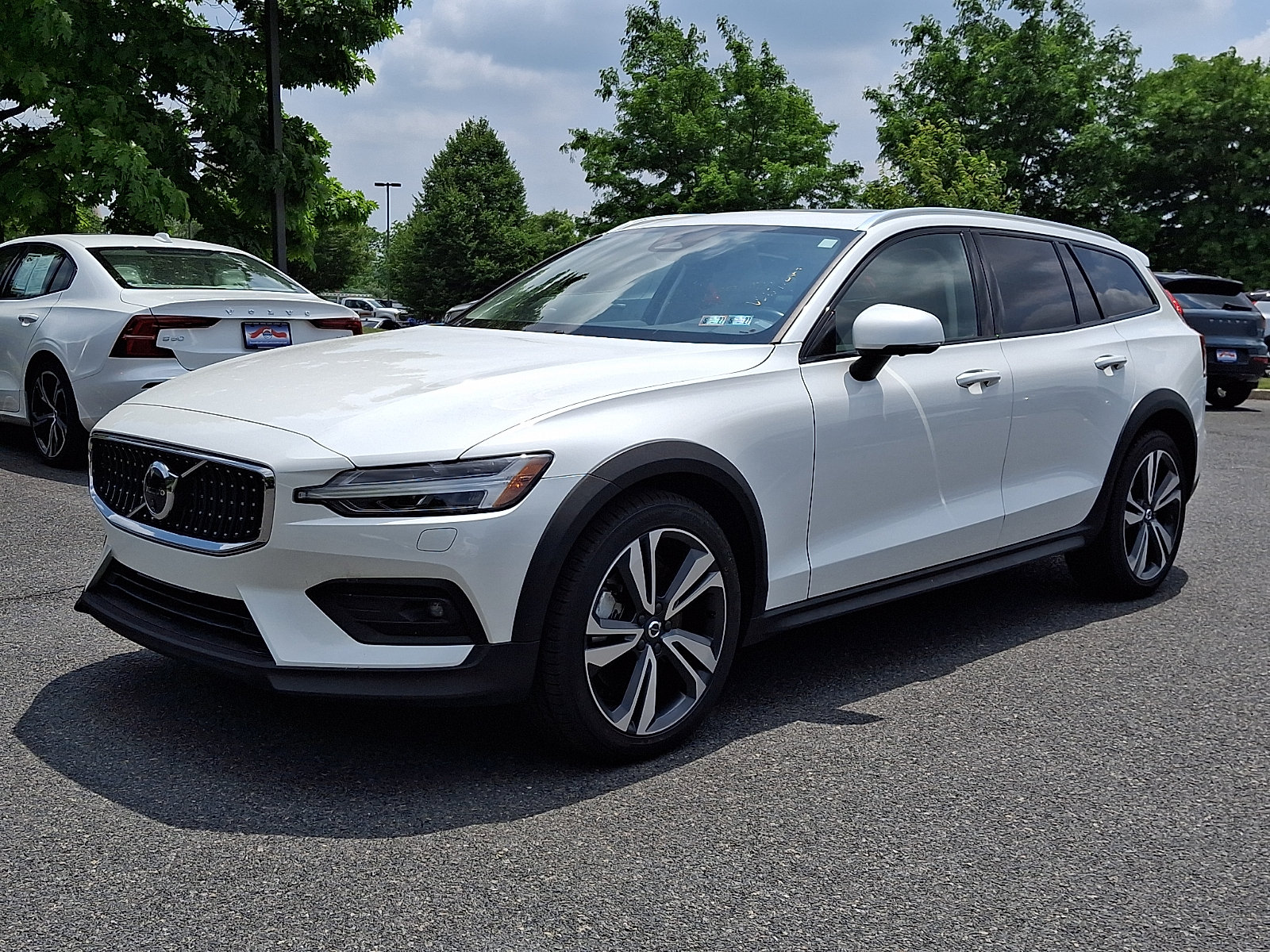 Used 2025 Volvo V60 B5 Cross Country Plus AWD/4WD image 3
