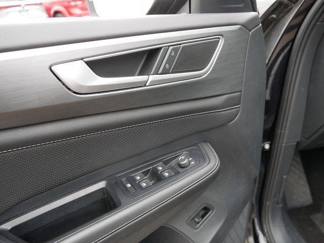 Certified 2025 Volkswagen Atlas Cross Sport SE FWD image 16