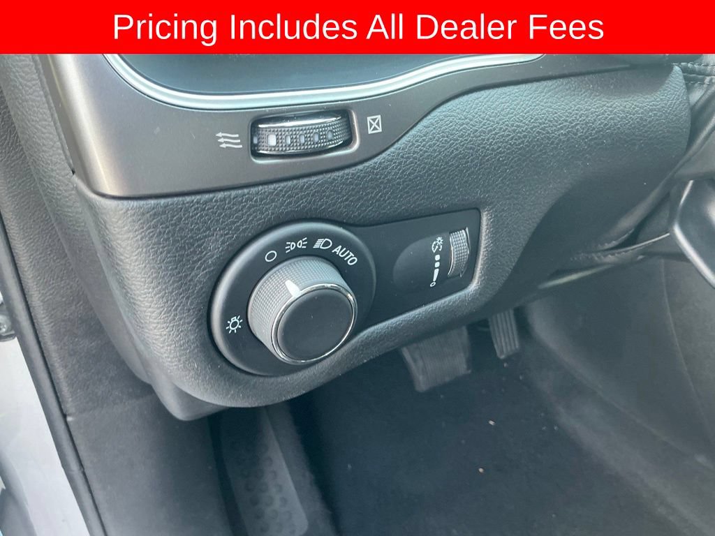 Used 2020 Jeep Cherokee Latitude FWD image 11