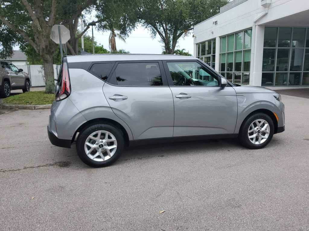 Used 2023 Kia Soul LX w/ LX Technology Package FWD image 6
