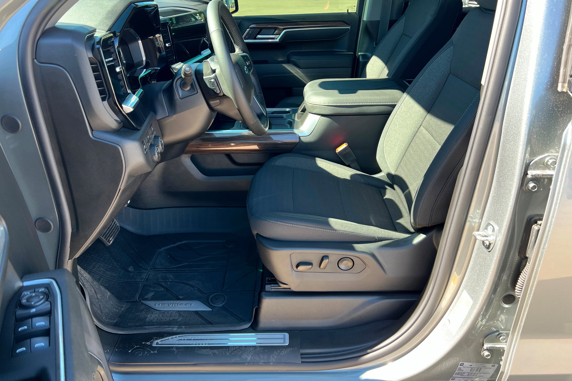 New 2026 Chevrolet Silverado 1500 RST w/ Redline Edition AWD/4WD image 18