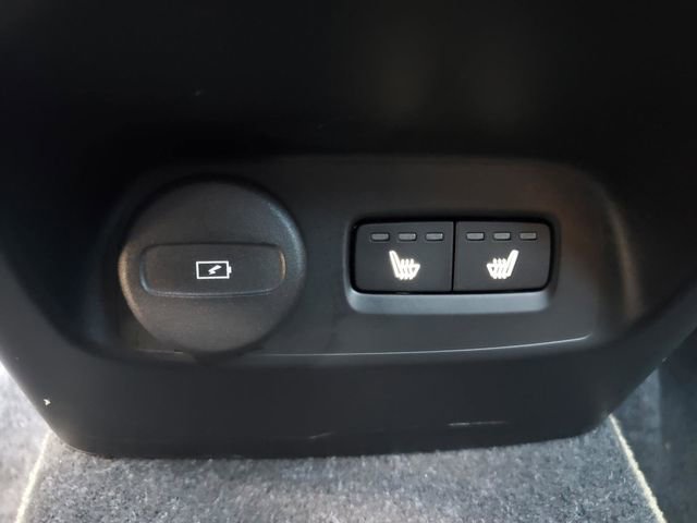 Certified 2024 Volvo XC40 B5 Plus w/ Protection Package Premier image 32