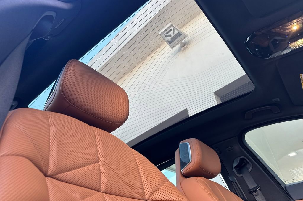 Used 2023 BMW 740i image 17