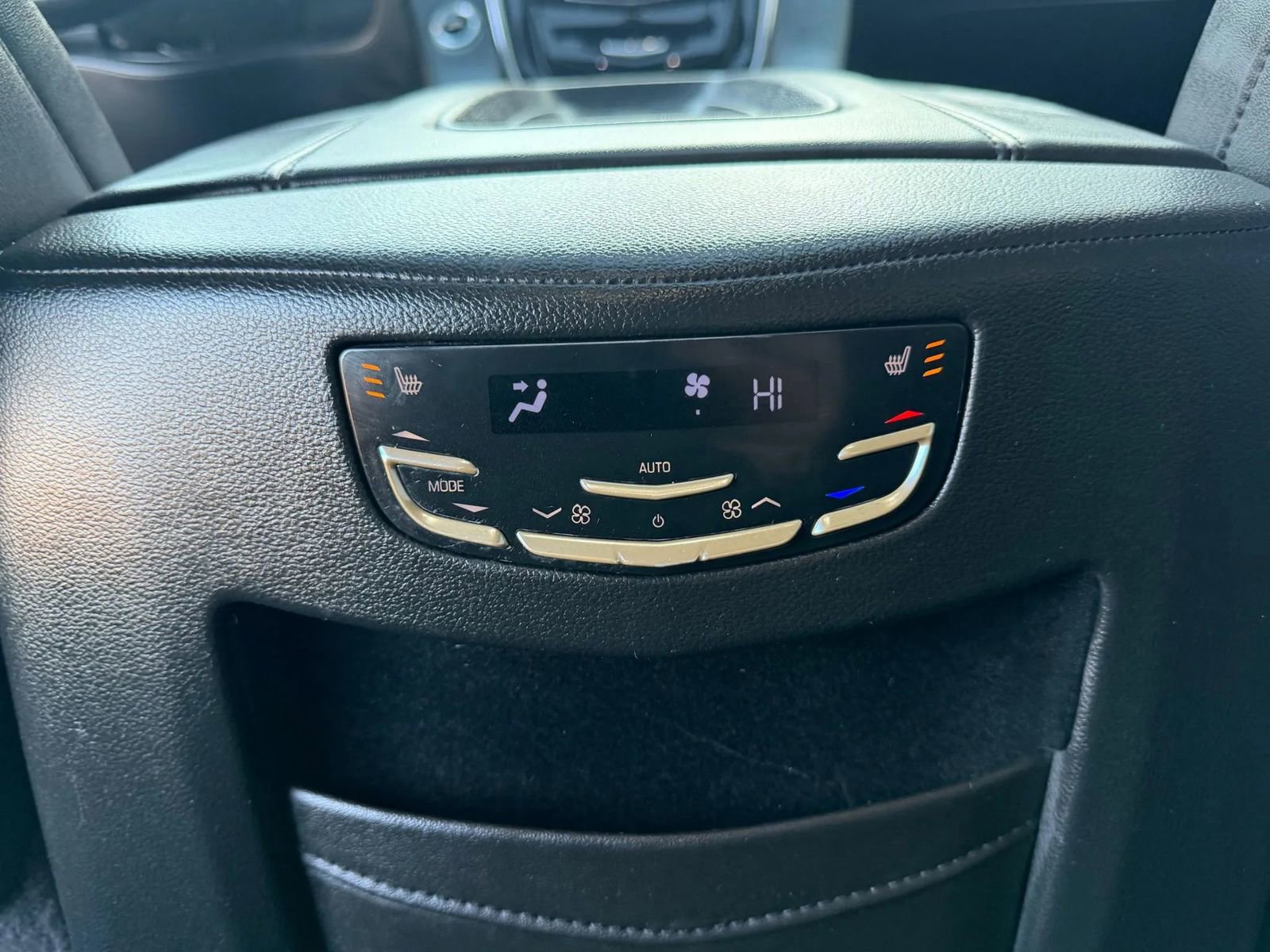 Used 2018 Cadillac Escalade ESV Luxury AWD/4WD image 17