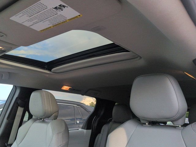 Certified 2025 Toyota Sienna XLE w/ XLE Plus Package AWD/4WD image 10