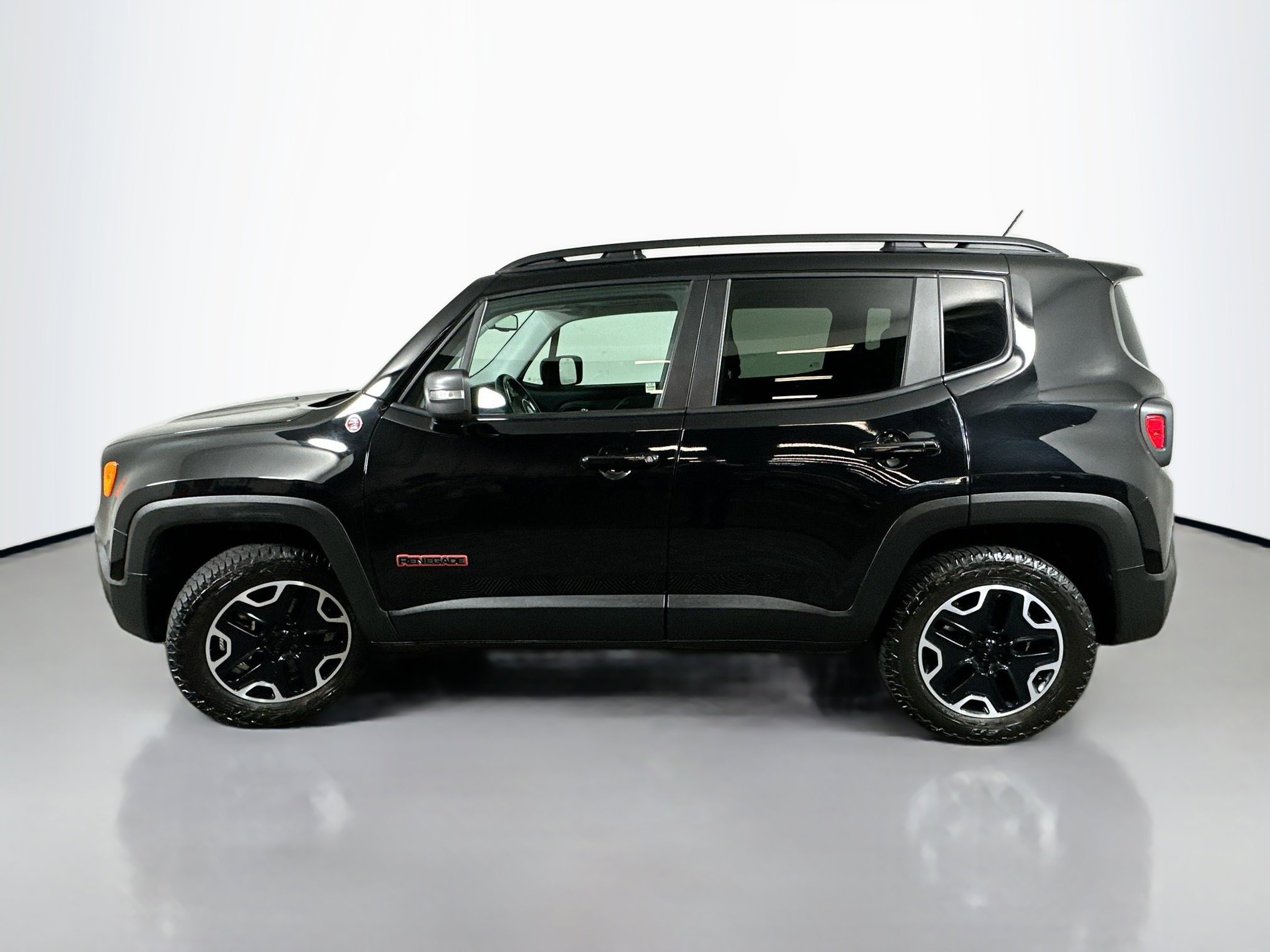 Used 2017 Jeep Renegade Trailhawk AWD/4WD image 4