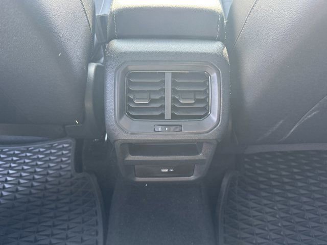 Used 2025 Volkswagen Taos SE image 17