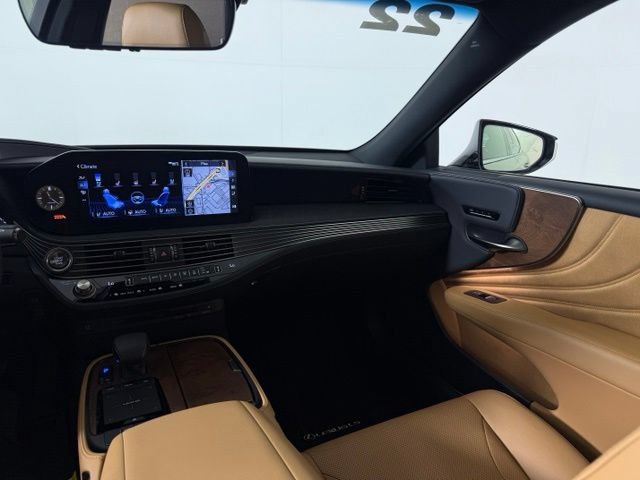 Used 2022 Lexus LS 500 w/ Accessory Package (Z2) RWD image 33