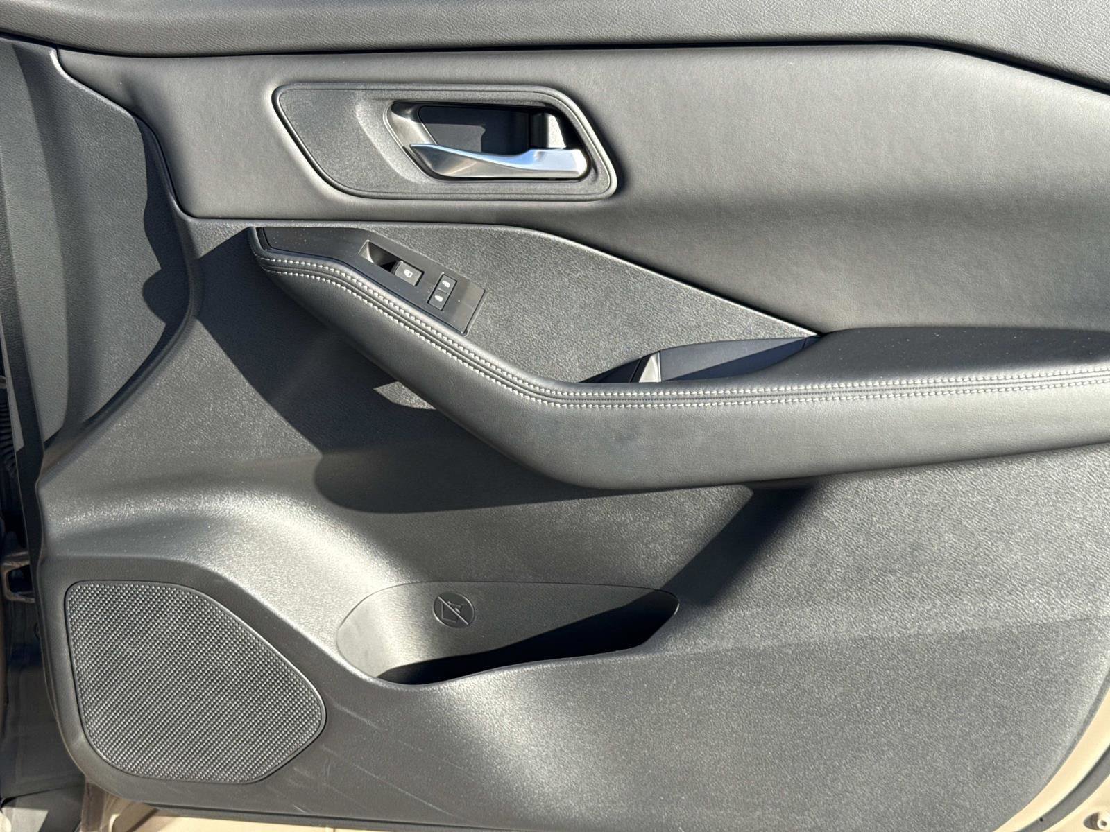 Used 2024 Nissan Rogue SV image 18