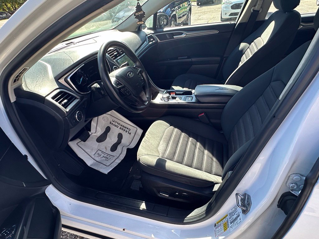 Used 2017 Ford Fusion SE w/ Fusion SE Technology Package FWD image 9