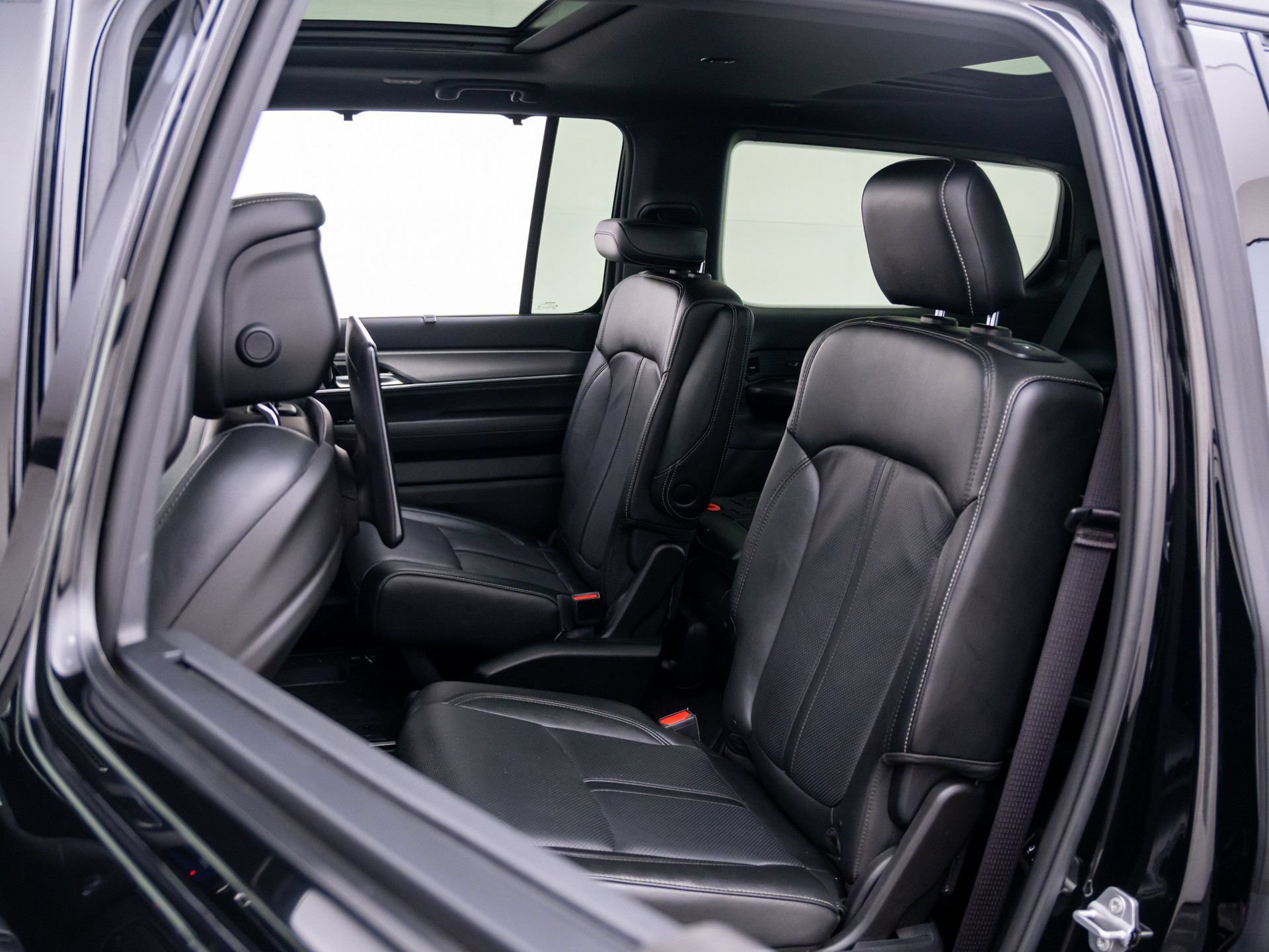Used 2023 Jeep Wagoneer Series II w/ Convenience Group I AWD/4WD image 18