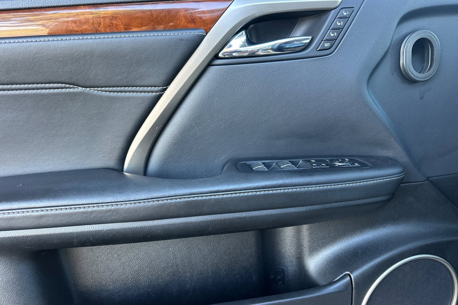 Used 2018 Lexus RX 450hL Premium w/ Premium Package image 12