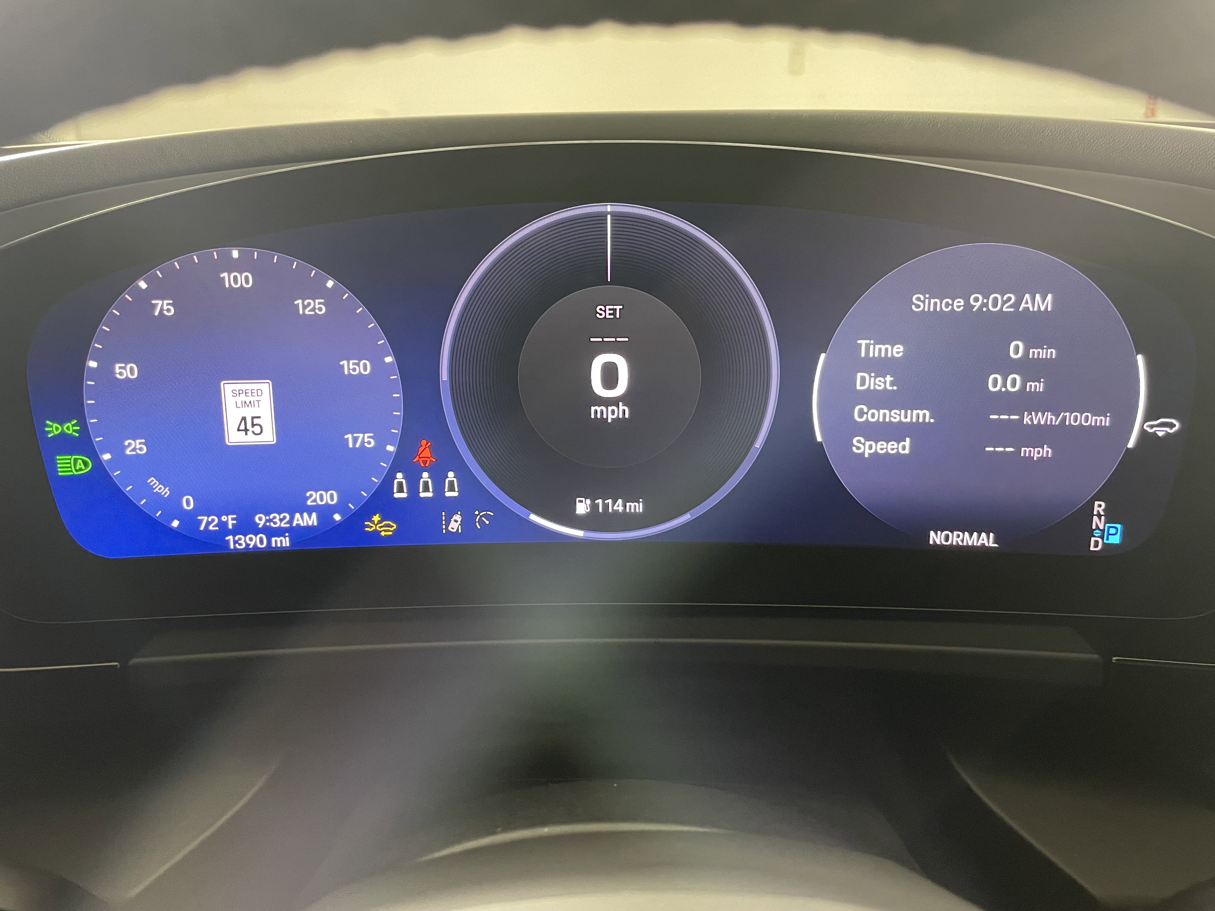 Certified 2025 Porsche Macan Turbo Electric image 18