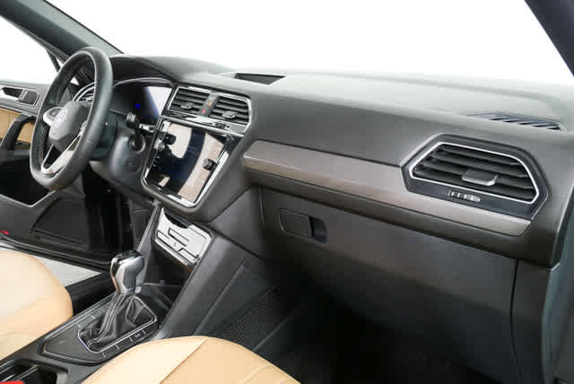 Certified 2024 Volkswagen Tiguan SE FWD image 24