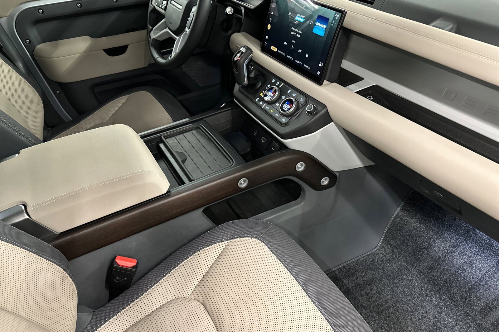 Used 2023 Land Rover Defender 130 X-Dynamic SE image 32