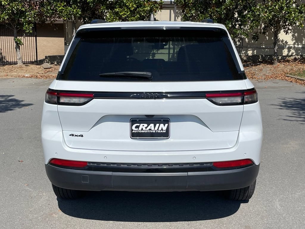 Used 2025 Jeep Grand Cherokee Altitude AWD/4WD image 6