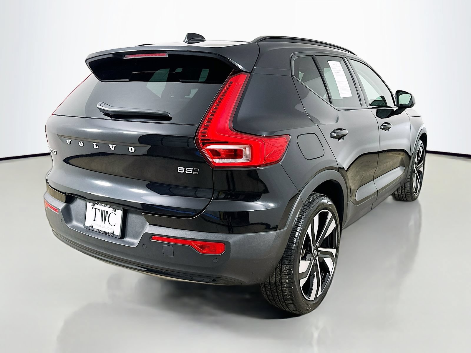 Used 2023 Volvo XC40 B5 Plus w/ Driver Assist Package AWD/4WD image 5