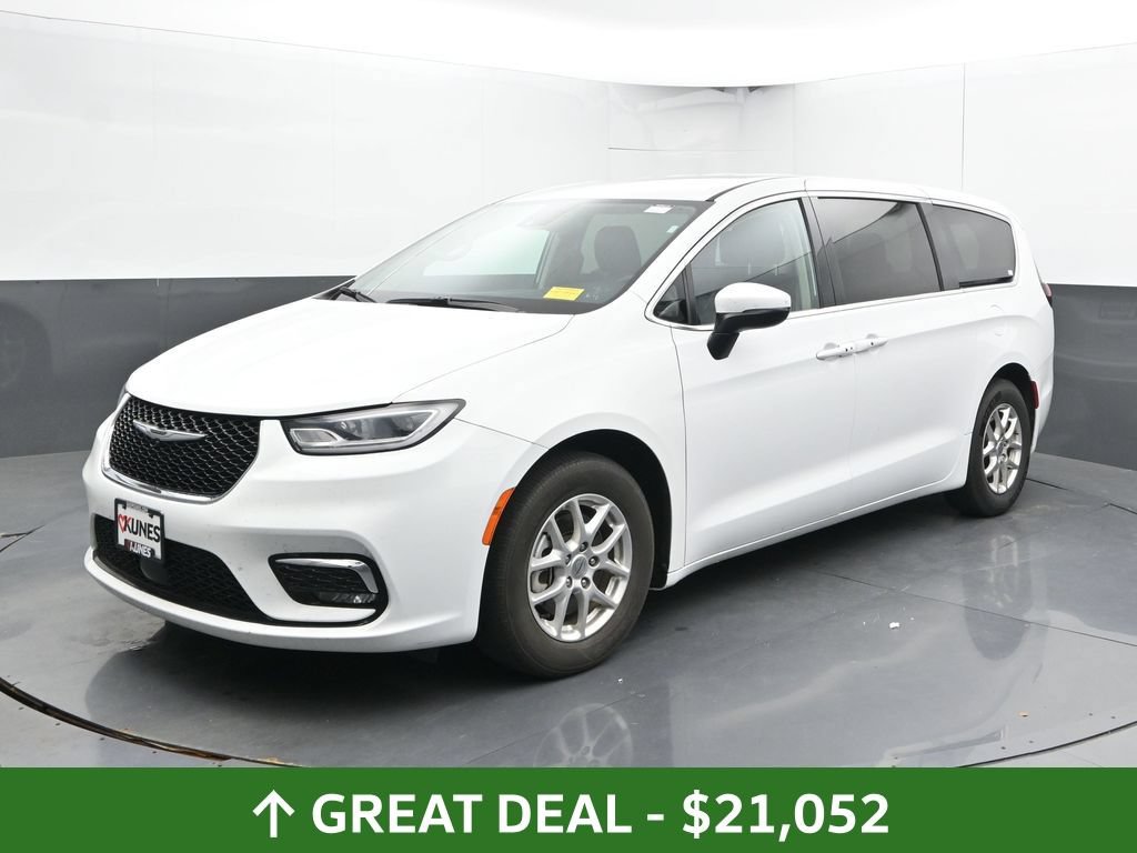 Used 2023 Chrysler Pacifica Touring-L FWD image 9