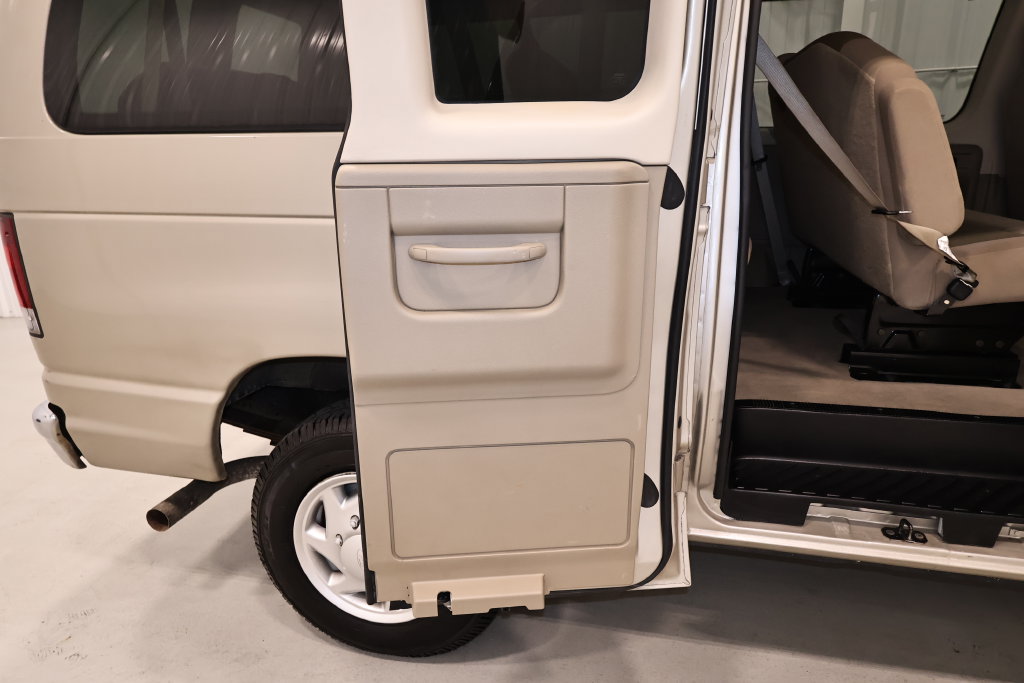 Used 2009 Ford E-350 and Econoline 350 XL RWD image 13