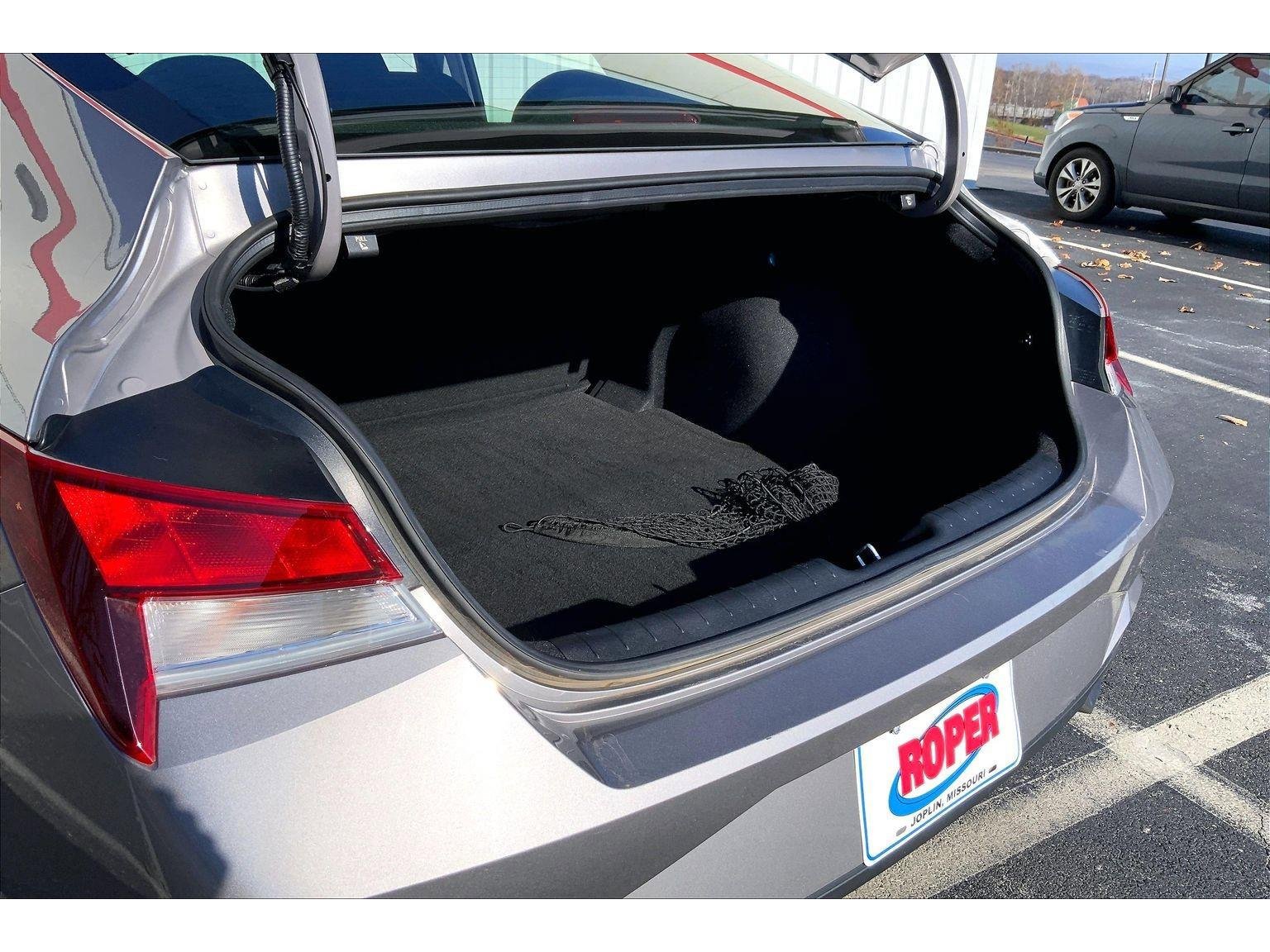 Used 2022 Hyundai Elantra SE w/ Cargo Package image 24