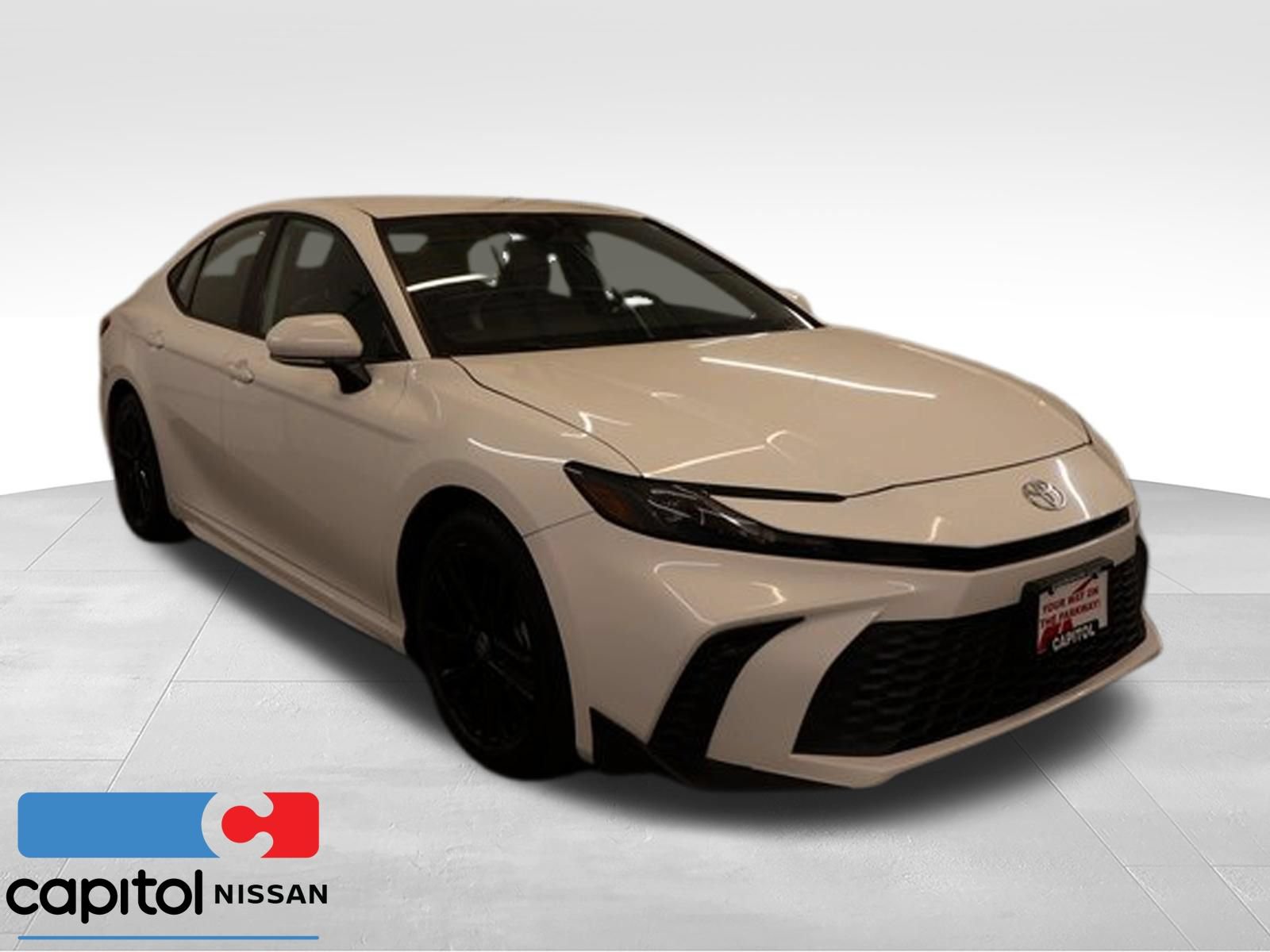Used 2025 Toyota Camry SE FWD image 1