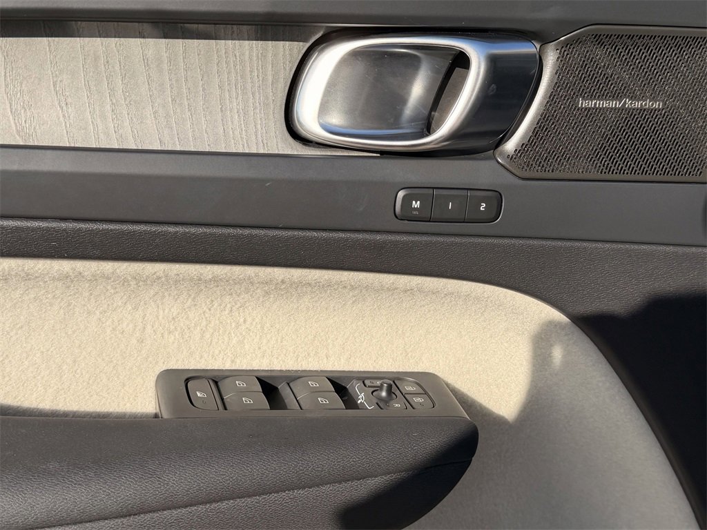 Used 2023 Volvo XC40 B5 Ultimate w/ Protection Package Premier image 11