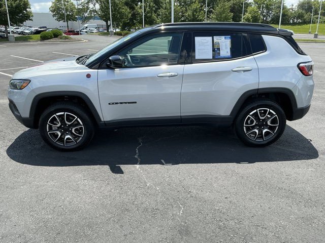 Used 2024 Jeep Compass Trailhawk AWD/4WD image 10