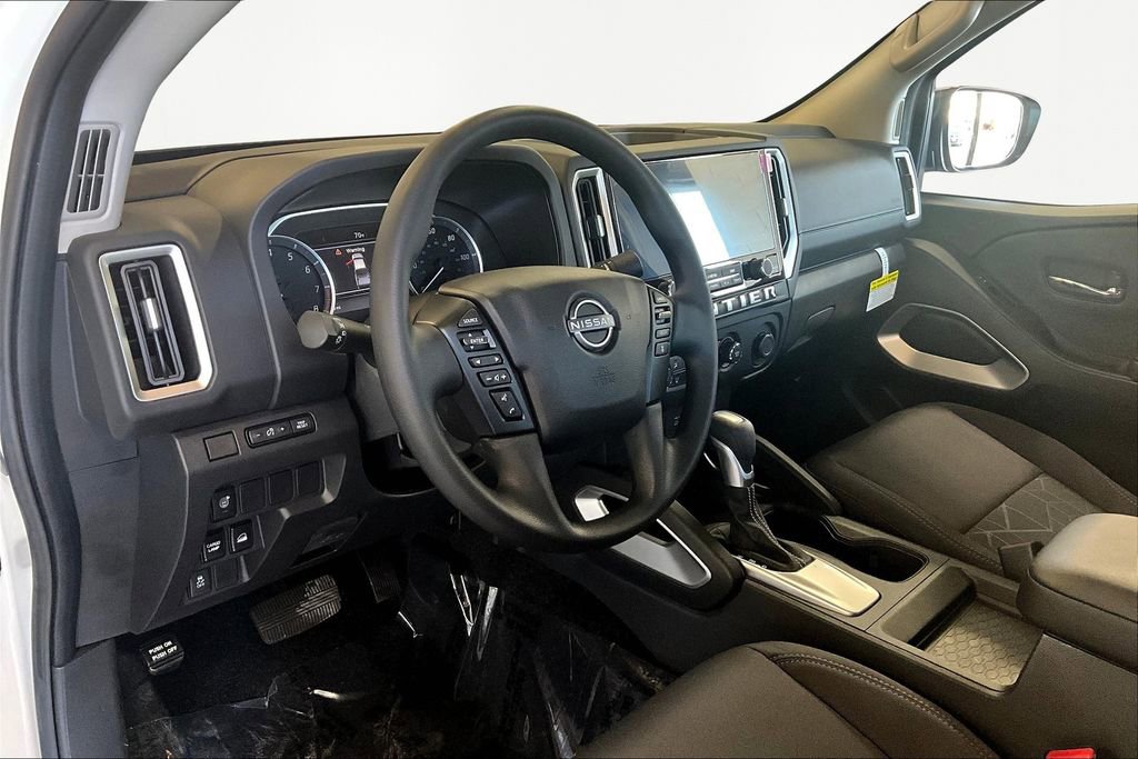 Used 2025 Nissan Frontier SV image 12