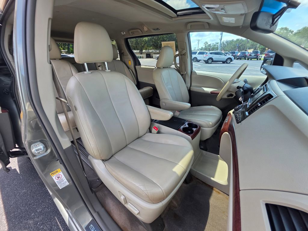 Used 2014 Toyota Sienna Limited image 14