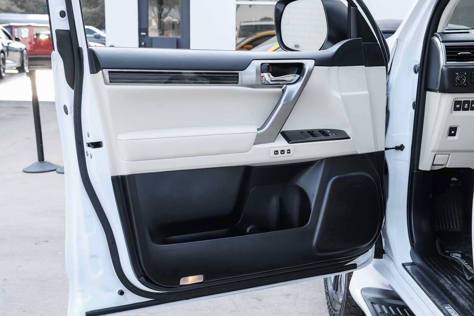 Used 2022 Lexus GX 460 Luxury w/ Sport Design Package AWD/4WD image 32