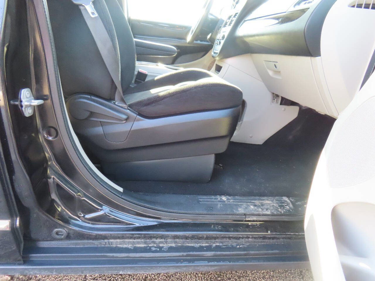 Used 2016 Dodge Grand Caravan SXT image 18