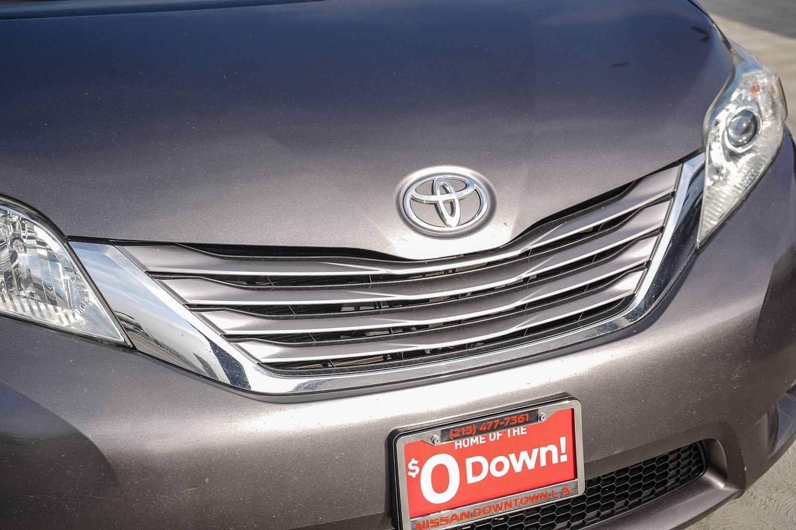 Used 2017 Toyota Sienna XLE w/ XLE Navigation Package FWD image 5