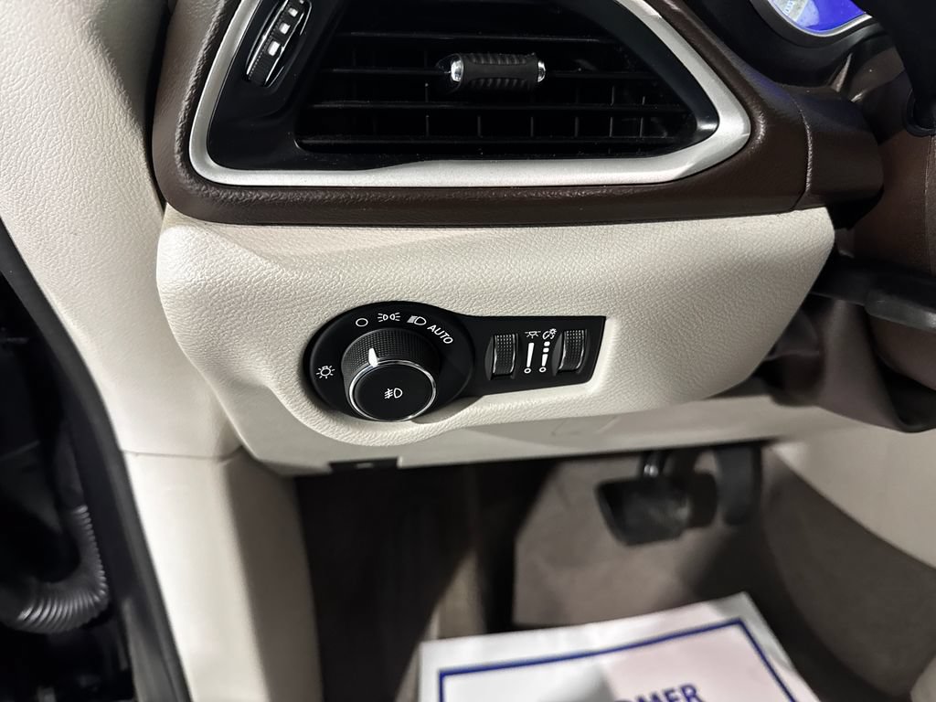 Used 2020 Chrysler Pacifica Touring w/ Advanced Safetytec Group FWD image 39