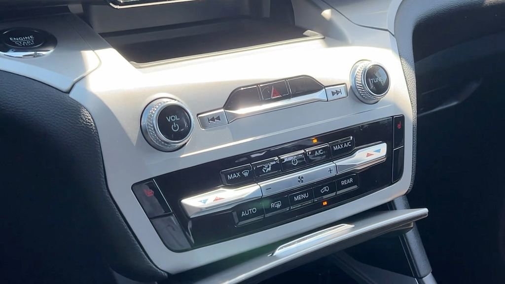 Used 2024 Ford Explorer XLT image 28