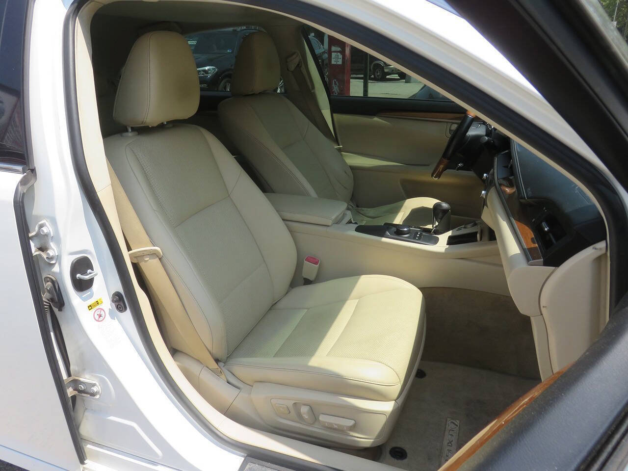 Used 2015 Lexus ES 300h w/ Premium Package w/Bamboo Trim FWD image 11