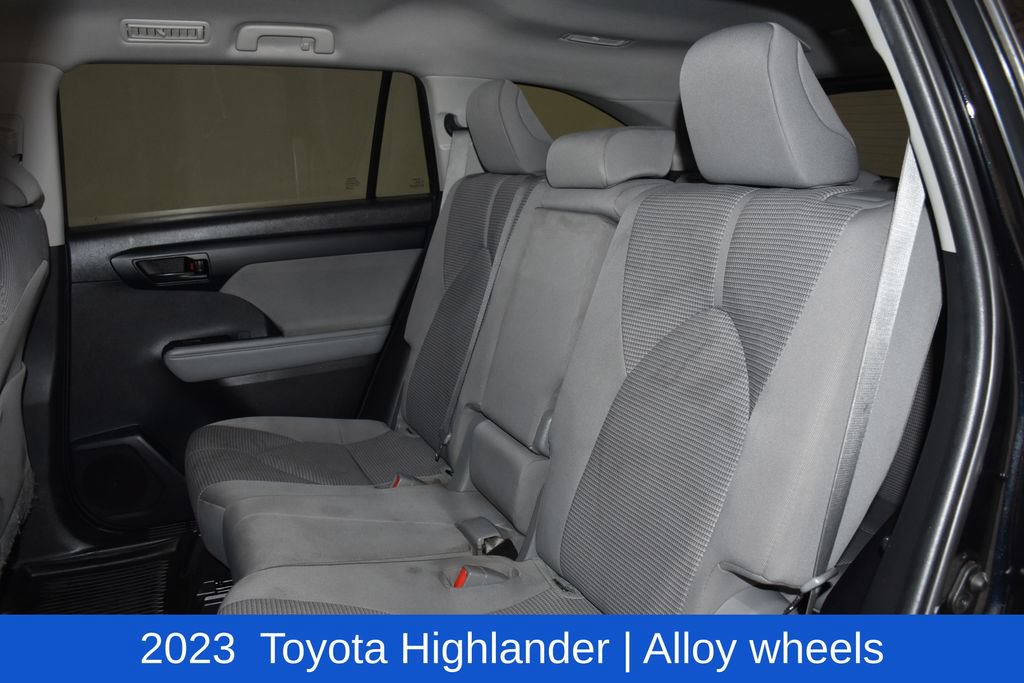 Used 2023 Toyota Highlander LE AWD/4WD image 28
