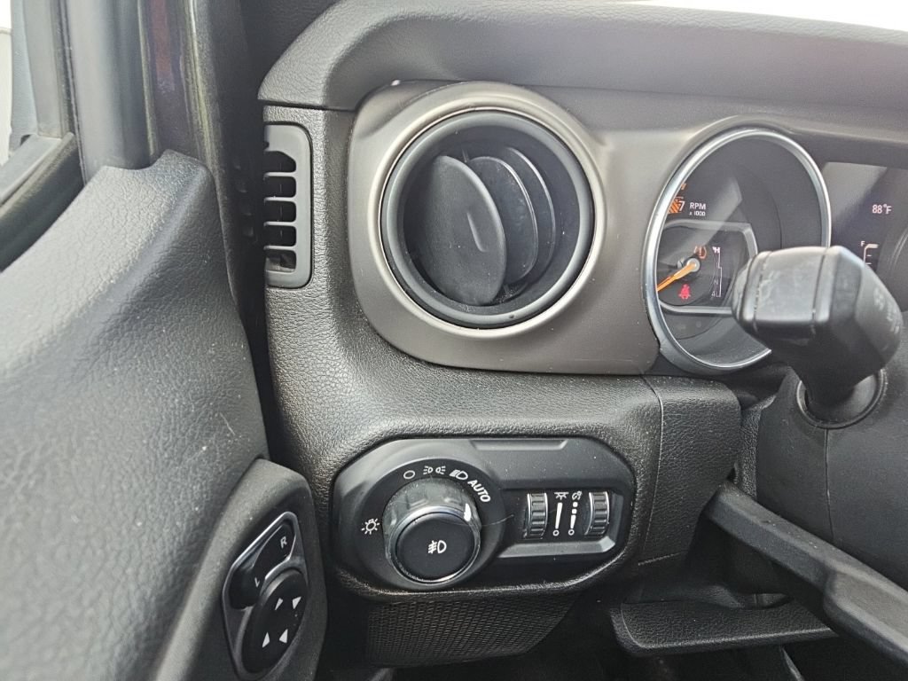 Used 2018 Jeep Wrangler Unlimited Sport S AWD/4WD image 32