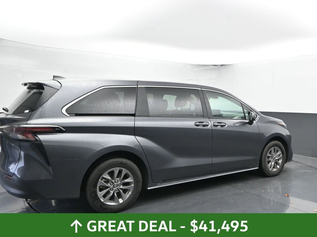 Used 2025 Toyota Sienna LE image 12